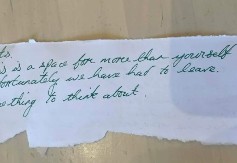 „ČULI SMO SVAKU REČ!“ Ženu u kafiću dočekala JEZIVA PORUKA neznanca – zanemela od šoka! (FOTO)